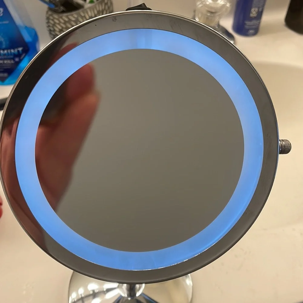 Magnifying/ light makeup mirror